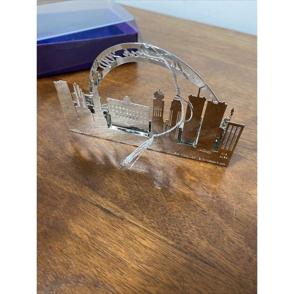 Vintage Two-Hands New York City Skyline Christmas Ornament twin Towers 2001 New - Picture 5 of 10